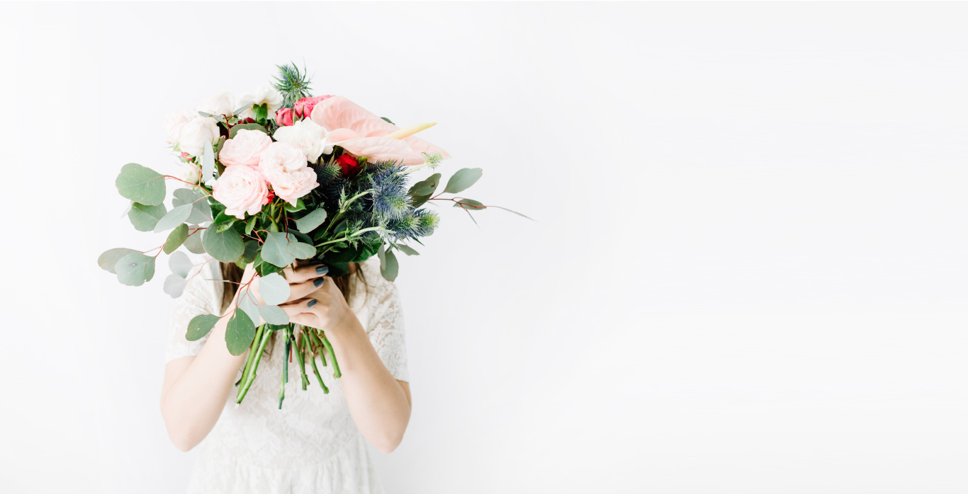 花束を持った女性の写真