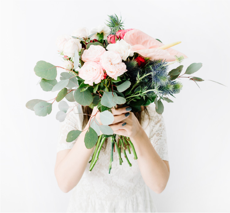 花束を持った女性の写真